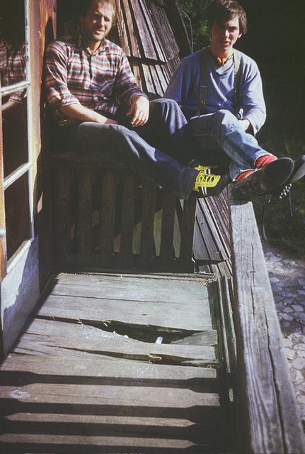 013 - z Robertem Koehlerem siedzimy na werandzie w schronie na Hali Ornak, 1983