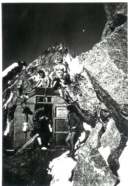 Alpy 75-Zając,Laskowski,Pietrzak,Myszkowski w schronie przed przejściem dr.Harlina na filarze Brouillard.
