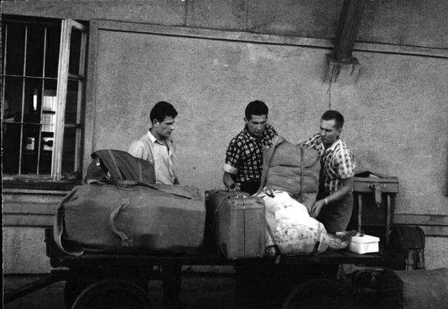 1963 r.Na dworcu w Cortinie T.Łaukajtys, A,Heinrich i J.Kurczab.Fot.J.Nyka