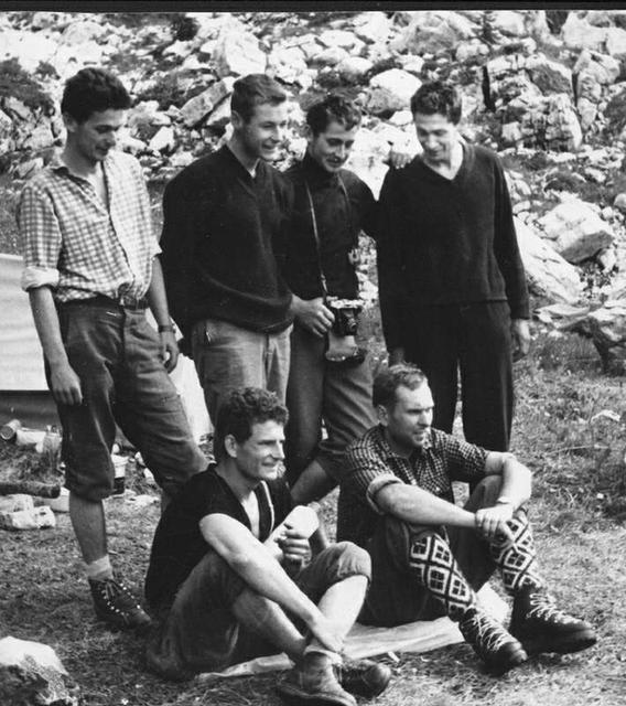 Dolomity'63. Stoją E.Chrobak, dwaj alpiniści niemieccy,A.Heinrich. Siedzą T.Łaukajtys i J.Kurczab