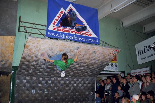 Zawody w boulderingu o Mistrzostwo Łodzi 2003. W akcji zwyciężczyni Edyta Ropek