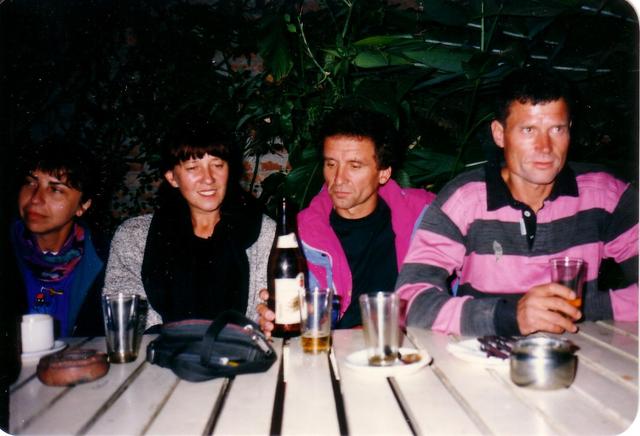 F_06:	Asia Gmyrek, Grazyna Nowak (Pawlowska), Krzysiu Pankiewicz, Rysiek Pawlowski. Kathmandu 94 r.