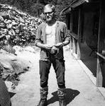 1969-J.Lewicki przed starym schroniskiem w Moku