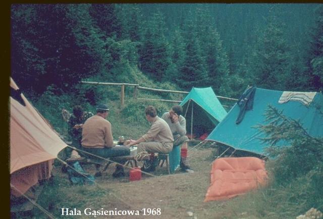  Hala Gąsienicowa 1968r, przerwa w deszczu. Pierwszy z prawej Sławek Andrzejewski &#8222;Demezon&#8221;