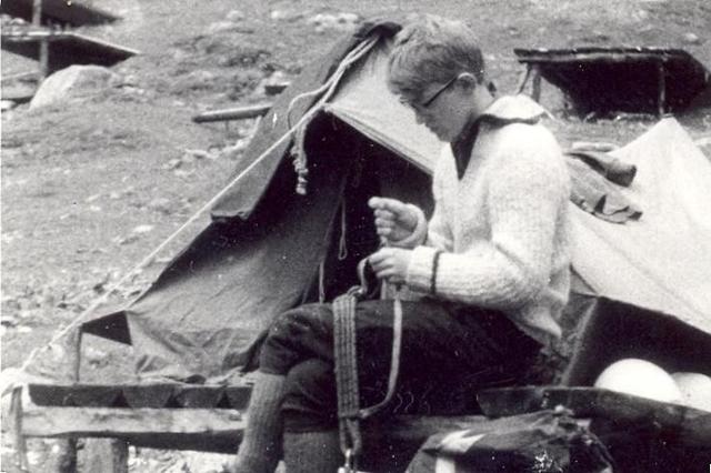 Na taborisku w Moku w 1966r. Najnowszy model uprzęży naprawiany przez producenta