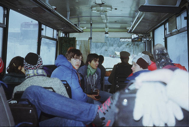 003 w drodze z Łysej Polany na obóz w pod Kieżmarskim 1984, w niebieskiej puchówce Andrzej Pusz, Paweł Bietkowski, Cyran