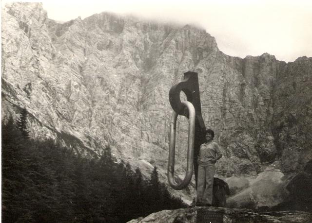 Grażyna Pawłowska pod Triglawem w Alpach Julijskich /pomnik partyzantow/
1975 r.