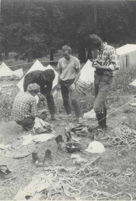 Na taborisku w Moku 1971, stoją z prawej K. Ulanicki, J. Dąbrowski 