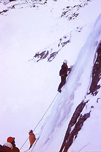 78 / Zimowy kurs instruktorski Hala Betlejemka 1976 Polkmiec (J.Jasinski) na lodospadzie 
