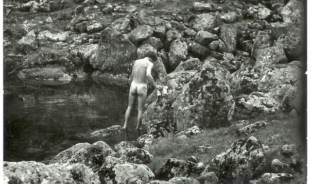 W.Myszkowski kąpie się w Żabich Stawach Białczańskich 1973