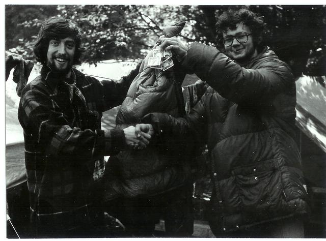 Moma sprzedaje kurtkę puchową wyrobu swojej mamy Mikołajowi Korneckiemu w Chamonix 1976
