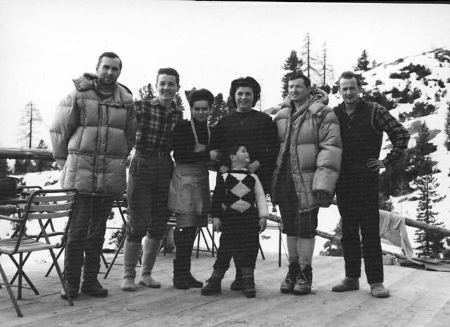Zima 1964 pod Tofaną. Od lewej J.Kurczab,R.Szafirski,gospodarze schroniska A.Dibona ,J.Krajski i R.Rodziński