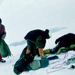 Zimą 1971 pod Mt.Blanc du Tacul. Po wpadnięciu A.Tarnawskiego do szczeliny.