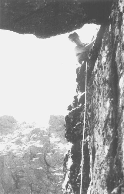 Maciek Popko podczas I przejścia direttissimy wsch. ściany Mniszka - 1962 r