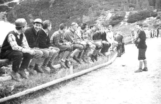 M.Oko 1962. Przygotowania do Himalajady na Mnicha. Z prawej szef wyprawy Cz.Momatiuk