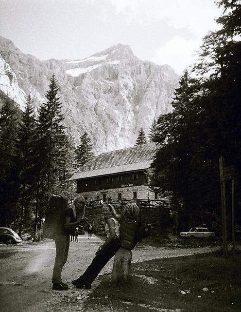 Teresa Długokęcka i Małgosia Gładkowska, z tyłu Aljażew Dom i Triglav