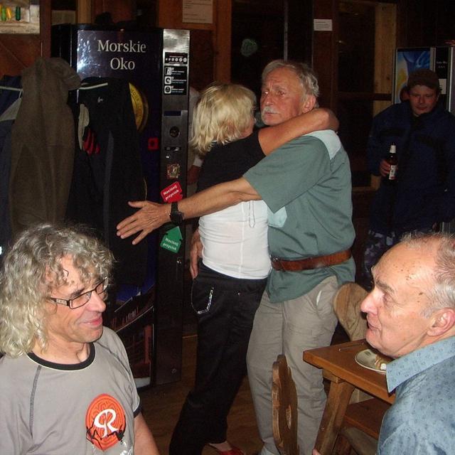 Alek i Andrzej a w tle Ela w objęciachMarka