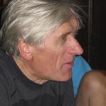 128 portret z nogą w tle