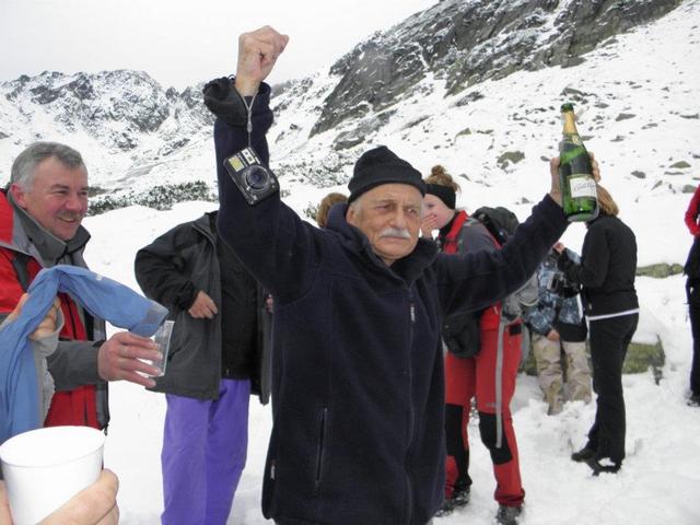 Dolinka za Mnichem. Marek Janas celebruje urodziny sprzed kilku dni i stawia szampana.
