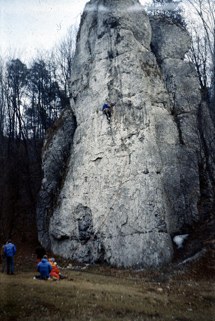 0023_jw na dole od lewej Waldek Podhajny,Krzysiek Wróbel,asekuruje Rysiek Malczyk ,Olo król , Jola Siwec