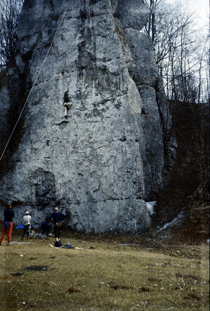 0026_Lipczyńska wspina się Waldek Podhajny od lewej Rysiek Malczyk, Jola Siwiec,chyba Marek Płonka,Piotr Korczak