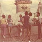 004 Krzysiek Wielicki, Ja, Andrzej Czok, Janusz Majer na wzgorzu Swayambhunath w Kathmandu, lato 1983.