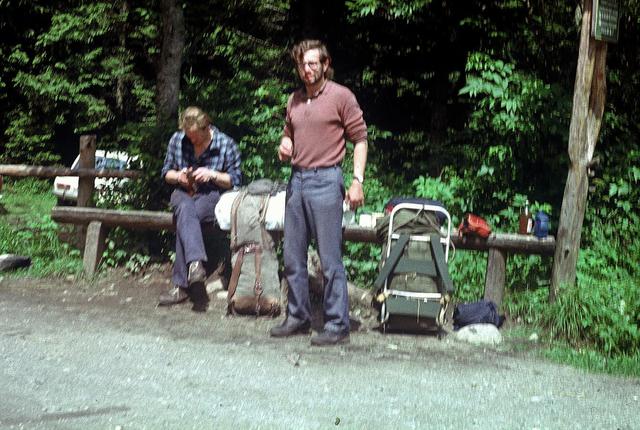 VIII 1973  W  drodze do Dol Kiezmarskiej, z Cześkiem