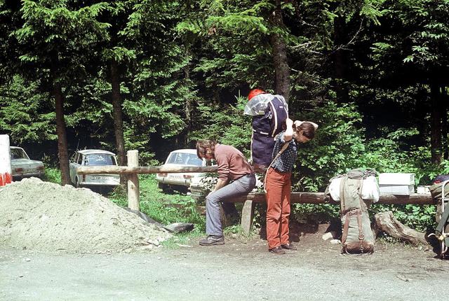 VIII 1973 W drodze  do Dol. Kiezmarskiej, z Zosią