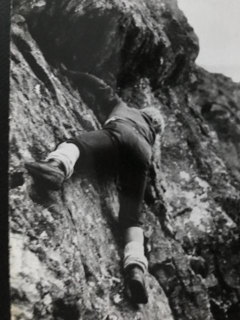 uczę się, trawersowania gdzieś  na ściankach w Pięciu Stawach- koniec lat 70-tych