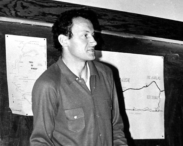 14 / Janusz Śmiałek (SKPG)na odczycie o jaskini Pierre St Martin.  
