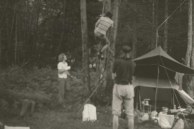 01 / wojtek myszkowski w rakach i czekanami wspina sie na drzewo , stoja strzelski i bieniek . chamonix 75