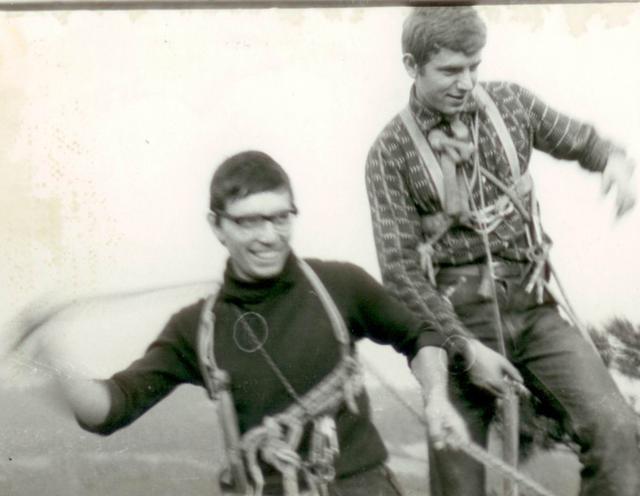 20 / Zbigniew Wach, Janusz Skorek	Tatry lato chyba po przejściu jakiejś drogi na Kazalnicy	1971