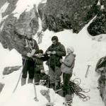 21 / Janusz Skorek,  Zbigniew Wach, ??? (chyba z Łodzi), Danuta Wach	Pod pd. wsch. ścianą Szpiglasowego Wierchu 	04.1971