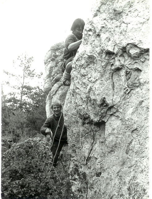 Krzysiek Kleczkowski Podlesice 1974 r.
Asekuruje Bobas Zalega