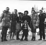 Zima 1964 pod Tofaną. Od lewej J.Kurczab,R.Szafirski,gospodarze schroniska A.Dibona ,J.Krajski i R.Rodziński