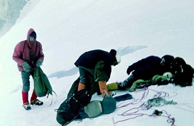 Zimą 1971 pod Mt.Blanc du Tacul. Po wpadnięciu A.Tarnawskiego do szczeliny.