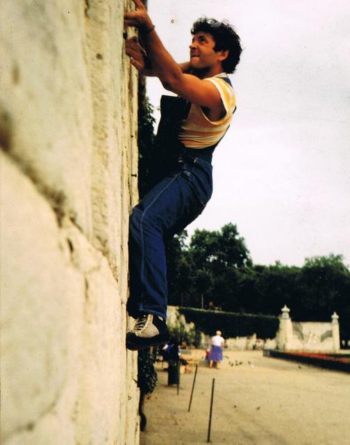 16 Bouldering w Paryzu, Ogrod Tuileries 1981,Scianka Kloszardow,  photo Jola Skiba