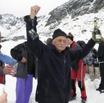 Dolinka za Mnichem. Marek Janas celebruje urodziny sprzed kilku dni i stawia szampana.